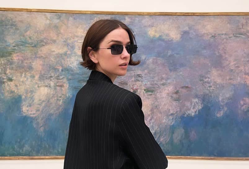 シェリー・ヘニッヒのインスタグラム：「DO NOT TAKE PHOTOS OF YOURSELF IN FRONT OF ART YOU ARE NOT THE ART DONT BE AN ASSHOLE  🖤  📷 x @mollyburnett」