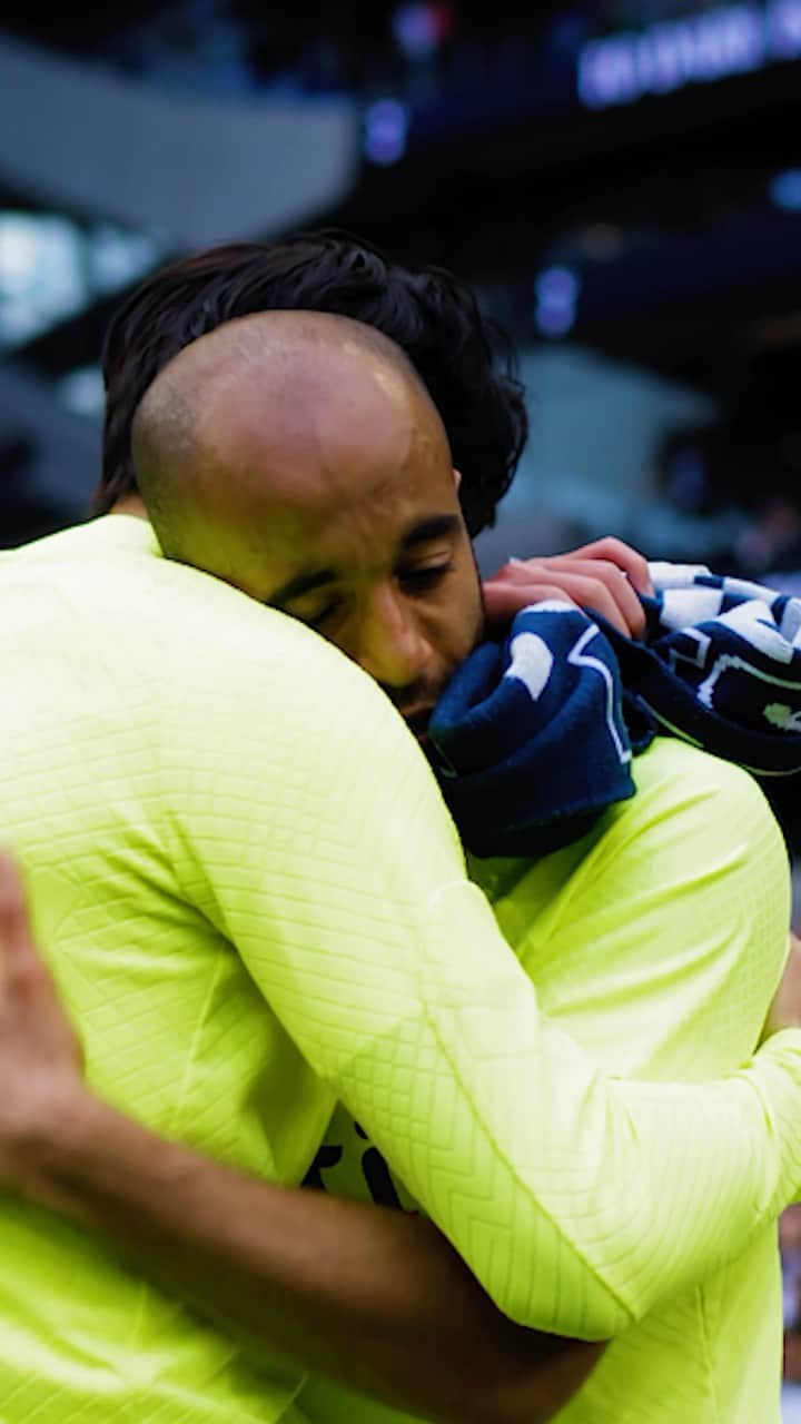 ルーカス・ロドリゲス・モウラ・ダ・シルヴァのインスタグラム：「One @lucasmoura7 🎶   Watch as our Brazilian forward says farewell to supporters at @tottenhamhotspurstadium 🤍」