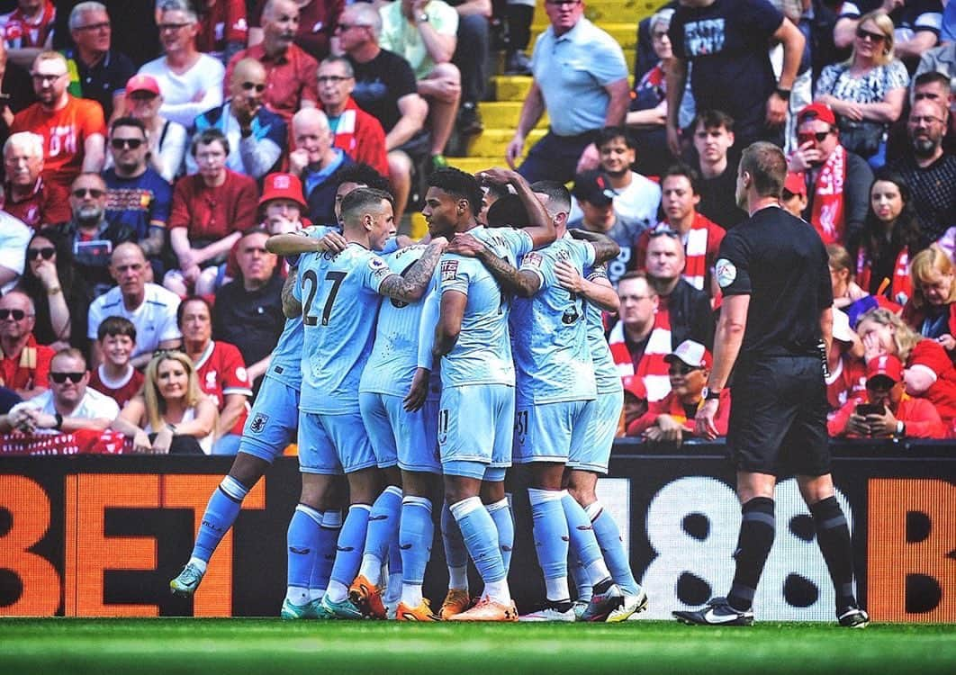 リュカ・ディニュさんのインスタグラム写真 - (リュカ・ディニュInstagram)「Very good point away today 🦾💜💙One  final to go at Villa Park 🤩 #UTV」5月21日 3時43分 - lucasdigne