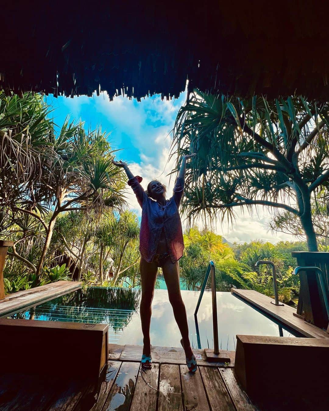 タラ・リピンスキーさんのインスタグラム写真 - (タラ・リピンスキーInstagram)「More TNT in B+B  🌺🌴👙🌊🦈🥥  📍 @fsborabora」5月21日 3時57分 - taralipinski