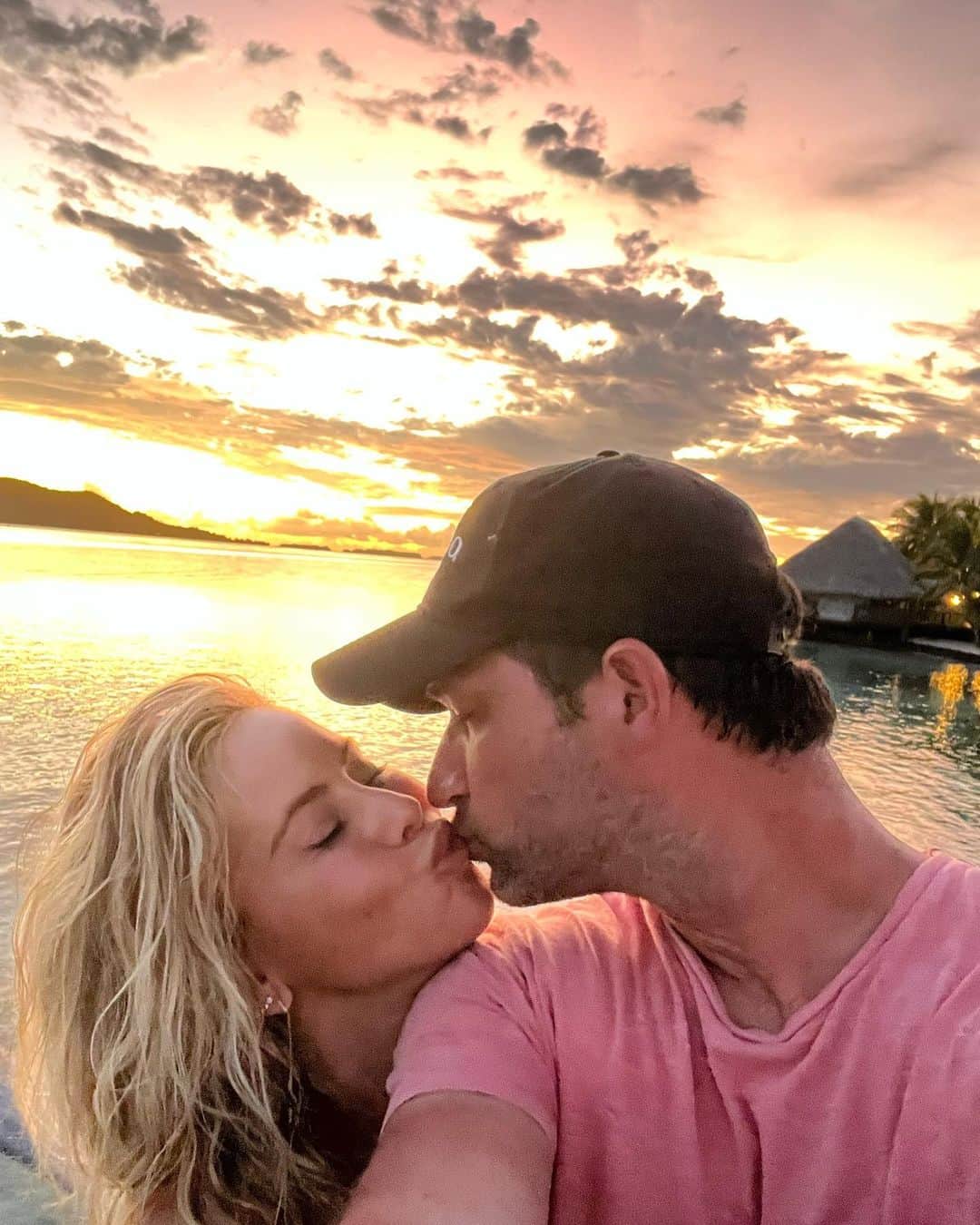 タラ・リピンスキーさんのインスタグラム写真 - (タラ・リピンスキーInstagram)「More TNT in B+B  🌺🌴👙🌊🦈🥥  📍 @fsborabora」5月21日 3時57分 - taralipinski