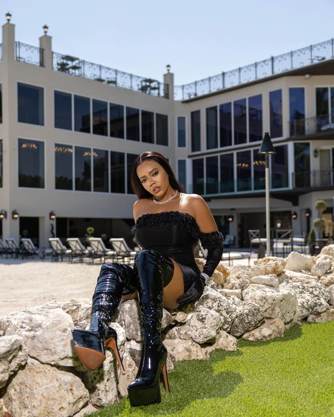のインスタグラム：「Rip me out the plastic🌪I been acting brand new 🖤 @the_chateau_on_the_ocean #LuxuryVenue」