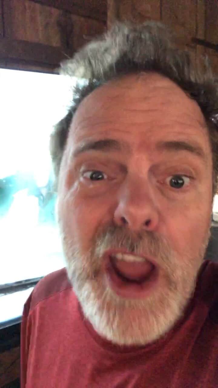 レイン・ウィルソンのインスタグラム：「SUBSCRIBE AND STREAM #thegeographyofbliss on @peacock !!!!! Let it plaaaaay over and over again……. Thanks 🙏」
