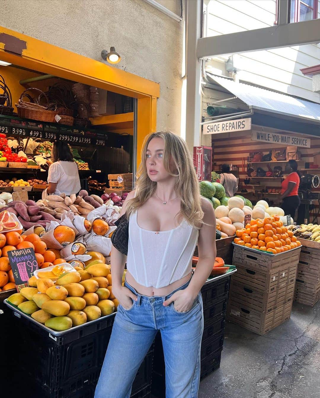 アレクサ・ロジーのインスタグラム：「1. “shopping for fruit” 2. mini banana splits  3. when i realized the bathrooms at élephante are co-ed 4. the new house  5. the nighttime view at the old home  6. being a @majeparis girl 7. part 2 8. omw to @beyondyoga  9. ruth’s first sleep in the new place 10. amazing smash burger」