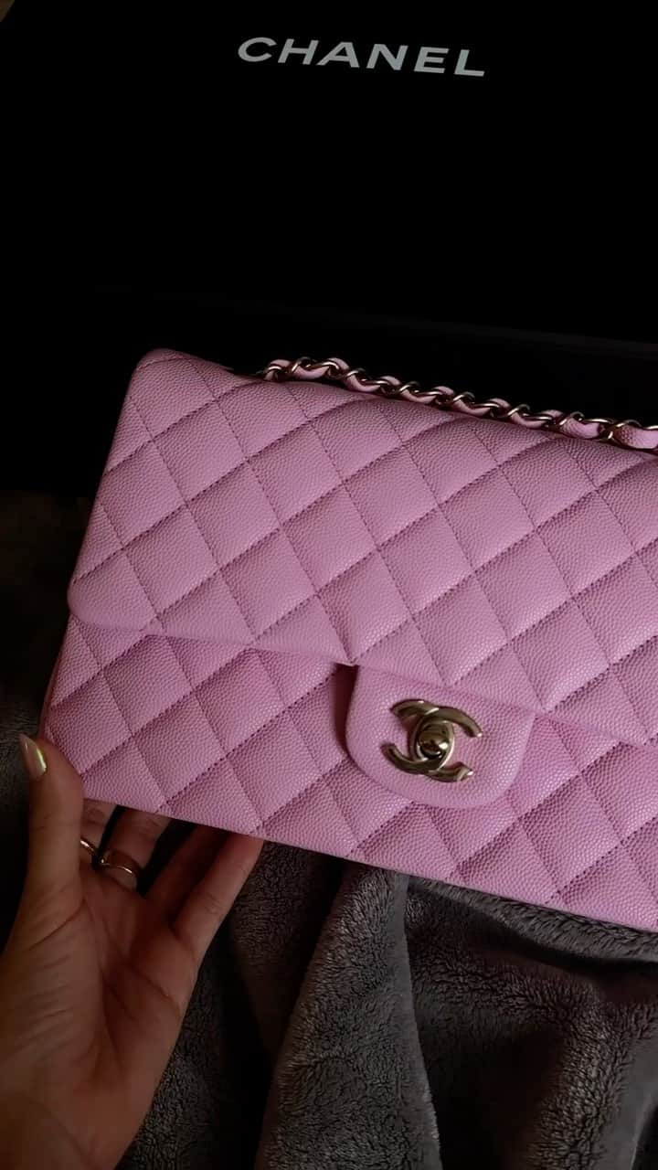Gabriela Salesのインスタグラム：「O unboxing veiooo! Em dose dupla e já com direito a usar no look do diannn! Clarooo, usando minha Collab Rica de Marré para MYFT 💕. Gostaram mais do brinco ou da bolsa?」