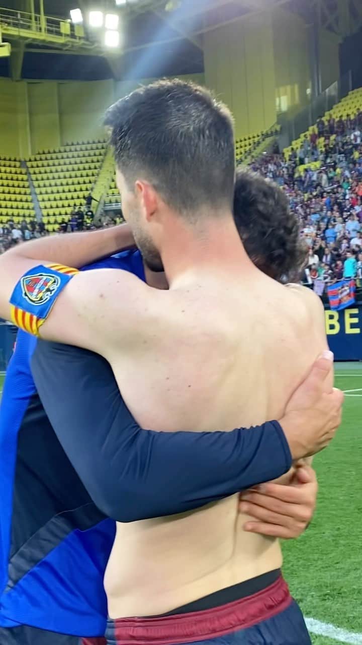 レバンテUDのインスタグラム：「🐸©️ Nuestros capitanes  💙 @v8iborra  ❤️ @s_posty   #OrgullGranota  • @grupomarcosautomocion @macron @sesderma @baleariaferry @amstel_es @cocacola_esp」