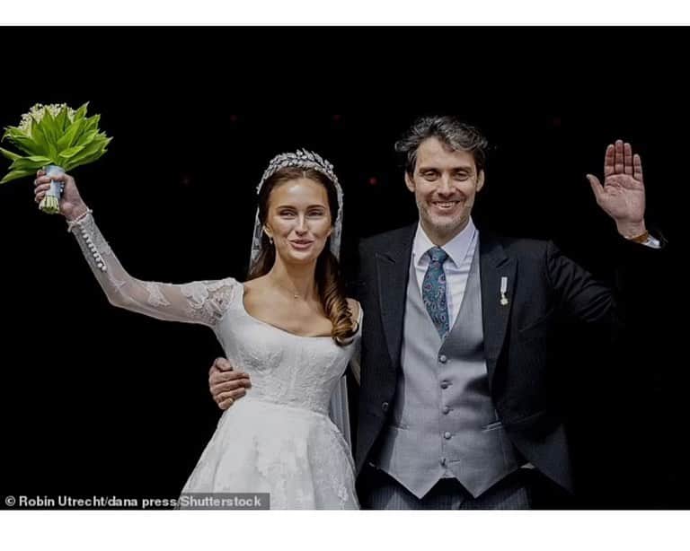 リームアクラさんのインスタグラム写真 - (リームアクラInstagram)「A Royal Wedding! Sophie-Alexandra Evekink looked stunning in a Reem Acra Gown as she and Prince Ludwig of Bavaria have tied the knot in a lavish ceremony in Germany. ⠀⠀⠀⠀⠀⠀⠀⠀⠀ #royalwedding #germany #princess #prince  #reemacra #reemacrawedding」5月21日 4時11分 - reemacra