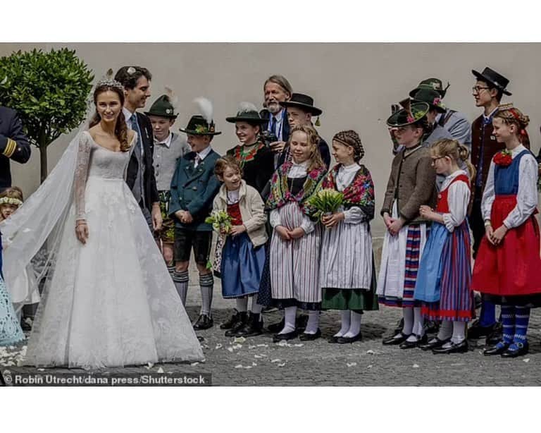 リームアクラさんのインスタグラム写真 - (リームアクラInstagram)「A Royal Wedding! Sophie-Alexandra Evekink looked stunning in a Reem Acra Gown as she and Prince Ludwig of Bavaria have tied the knot in a lavish ceremony in Germany. ⠀⠀⠀⠀⠀⠀⠀⠀⠀ #royalwedding #germany #princess #prince  #reemacra #reemacrawedding」5月21日 4時11分 - reemacra
