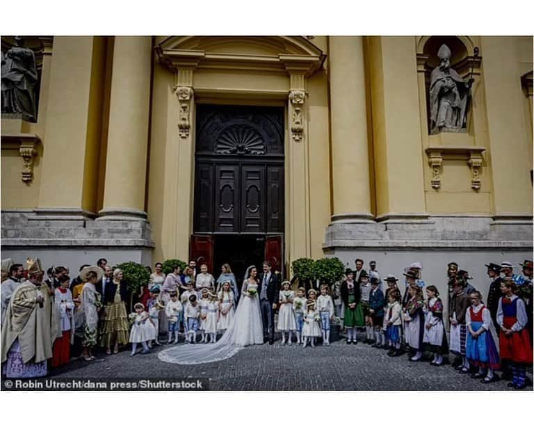 リームアクラさんのインスタグラム写真 - (リームアクラInstagram)「A Royal Wedding! Sophie-Alexandra Evekink looked stunning in a Reem Acra Gown as she and Prince Ludwig of Bavaria have tied the knot in a lavish ceremony in Germany. ⠀⠀⠀⠀⠀⠀⠀⠀⠀ #royalwedding #germany #princess #prince  #reemacra #reemacrawedding」5月21日 4時11分 - reemacra