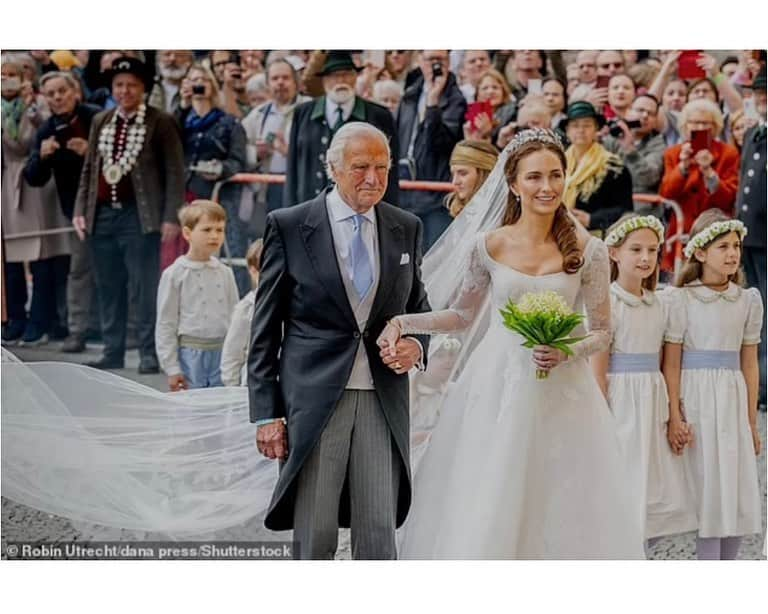 リームアクラさんのインスタグラム写真 - (リームアクラInstagram)「A Royal Wedding! Sophie-Alexandra Evekink looked stunning in a Reem Acra Gown as she and Prince Ludwig of Bavaria have tied the knot in a lavish ceremony in Germany. ⠀⠀⠀⠀⠀⠀⠀⠀⠀ #royalwedding #germany #princess #prince  #reemacra #reemacrawedding」5月21日 4時11分 - reemacra