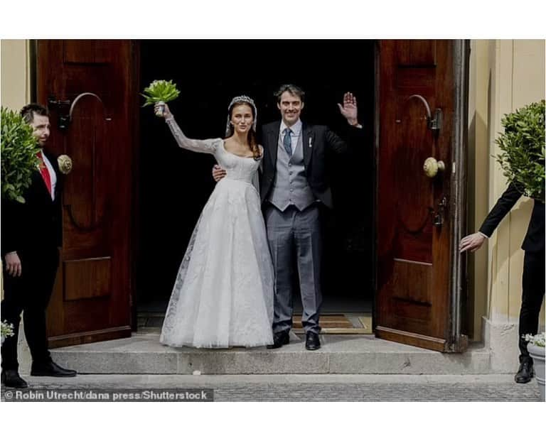 リームアクラさんのインスタグラム写真 - (リームアクラInstagram)「A Royal Wedding! Sophie-Alexandra Evekink looked stunning in a Reem Acra Gown as she and Prince Ludwig of Bavaria have tied the knot in a lavish ceremony in Germany. ⠀⠀⠀⠀⠀⠀⠀⠀⠀ #royalwedding #germany #princess #prince  #reemacra #reemacrawedding」5月21日 4時11分 - reemacra