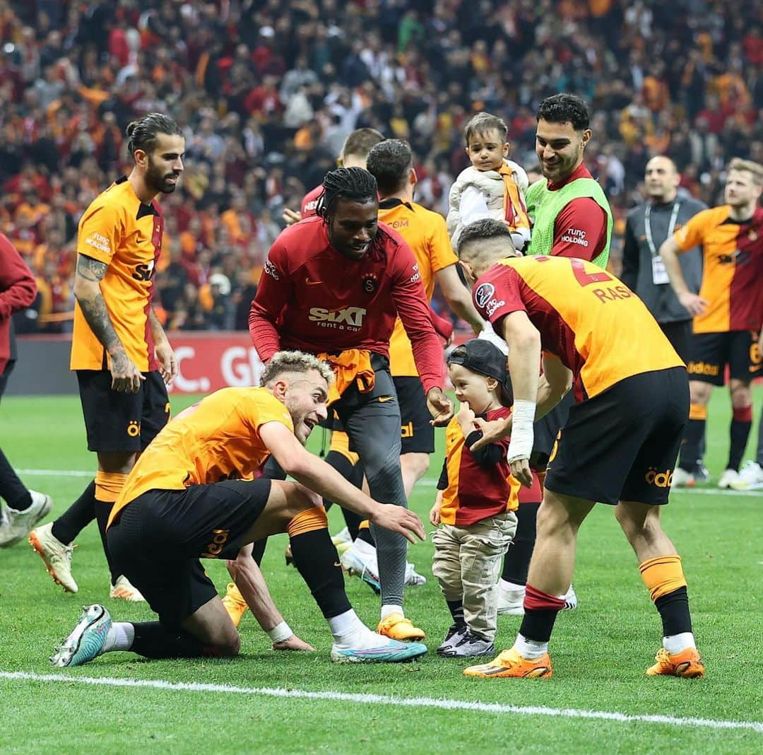 ガラタサライSKさんのインスタグラム写真 - (ガラタサライSKInstagram)「Aile! 🥰  #GSvSVS」5月21日 4時11分 - galatasaray