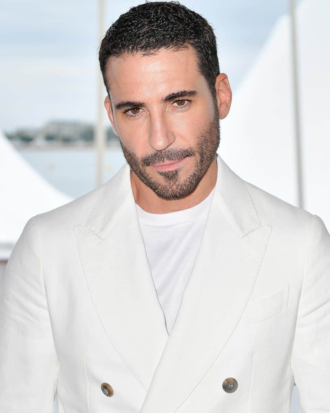 ミゲル・エンジェル・シルベストレのインスタグラム：「@giorgioarmani  #cannesfilmfestival  @hbo  @30_monedas  @r0b3rtina_」