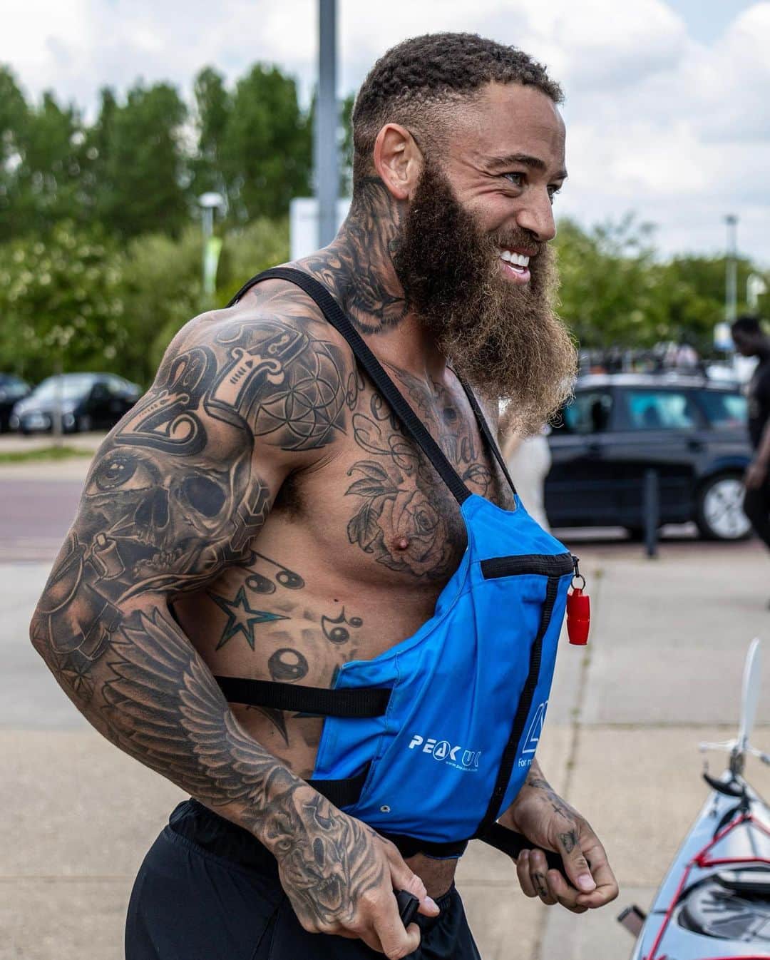 アシュリー・ケインのインスタグラム：「First day back on the water after our 125 mile Devizes to Westminster race which we completed in 23 hours 20 minutes last month.. Practising with our new sea kayak ahead of the worlds toughest survival endurance race in July - 𝗬𝗨𝗞𝗢𝗡 𝟭𝟬𝟬𝟬 - a 1,000 mile kayak from Canada to The Arctic Circle to Alaska completely unsupported 😰  It was good to be back in the boat today, but I’m under no illusion of how committed we will have to be from now until then not only to put us in contention of completing the race, but to give us a fighting chance to make it home alive 🙏🏾  It’s about that time… LETS F*CKING GO 😤  “𝘛𝘩𝘦 𝘶𝘭𝘵𝘪𝘮𝘢𝘵𝘦 𝘮𝘦𝘢𝘴𝘶𝘳𝘦 𝘰𝘧 𝘢 𝘮𝘢𝘯 𝘪𝘴 𝘯𝘰𝘵 𝘸𝘩𝘦𝘳𝘦 𝘩𝘦 𝘴𝘵𝘢𝘯𝘥𝘴 𝘪𝘯 𝘮𝘰𝘮𝘦𝘯𝘵𝘴 𝘰𝘧 𝘤𝘰𝘮𝘧𝘰𝘳𝘵 𝘢𝘯𝘥 𝘤𝘰𝘯𝘷𝘦𝘯𝘪𝘦𝘯𝘤𝘦. 𝘉𝘶𝘵 𝘸𝘩𝘦𝘳𝘦 𝘩𝘦 𝘴𝘵𝘢𝘯𝘥𝘴 𝘢𝘵 𝘵𝘪𝘮𝘦𝘴 𝘰𝘧 𝘤𝘩𝘢𝘭𝘭𝘦𝘯𝘨𝘦 𝘢𝘯𝘥 𝘤𝘰𝘯𝘵𝘳𝘰𝘷𝘦𝘳𝘴𝘺” - 𝙈𝙖𝙧𝙩𝙞𝙣 𝙇𝙪𝙩𝙝𝙚𝙧 𝙆𝙞𝙣𝙜 𝙅𝙧  📸 @troytheshooter」