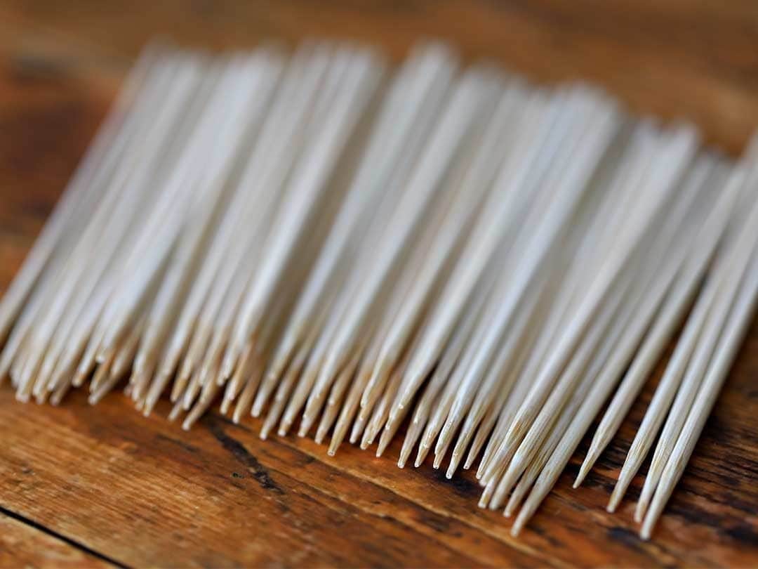 竹虎さんのインスタグラム写真 - (竹虎Instagram)「焼鳥と言えば竹串が無くては始まらない。今までなんとか国産の竹串を作り続けられていたメーカーさんが、とうとう思うように製造できなくなり日本製竹串の在庫も底をついてきた。 . 国産竹串は身が厚く、硬い孟宗竹を使う。割った竹材の表皮に近い部分が一番丈夫な所なので、竹皮が2割ほど入った竹串が自分は好みだ。使っていても、腰が弱くてすぐに曲がったり、折れたりする竹串は身の内側を使っているのか、竹材が若いのかどちらかだ。 . 国産で皮の付いた角竹串は、残念ながら今後も復活のメドは立っていない。しかし、どうにか丸竹串は皮付きでお届けできそうである。更に、本当は日本製の竹製爪楊枝を復活させてたいのだ、なぜって自分の愛用している手持ちが後少しで無くなるからだ(笑)。本物の竹爪楊枝を使ってしまったら、すぐに先がつぶれてしまうようなモノかとても使えない。 . #竹虎 #虎斑竹専門店竹虎 #山岸竹材店 #竹虎四代目 #TAKETORA #竹製品 #竹 #Sustainable #竹串 #孟宗竹 #串 #竹楊枝 #魚串 #国産竹串 #bamboo #日本製竹串」5月21日 4時34分 - taketora1894