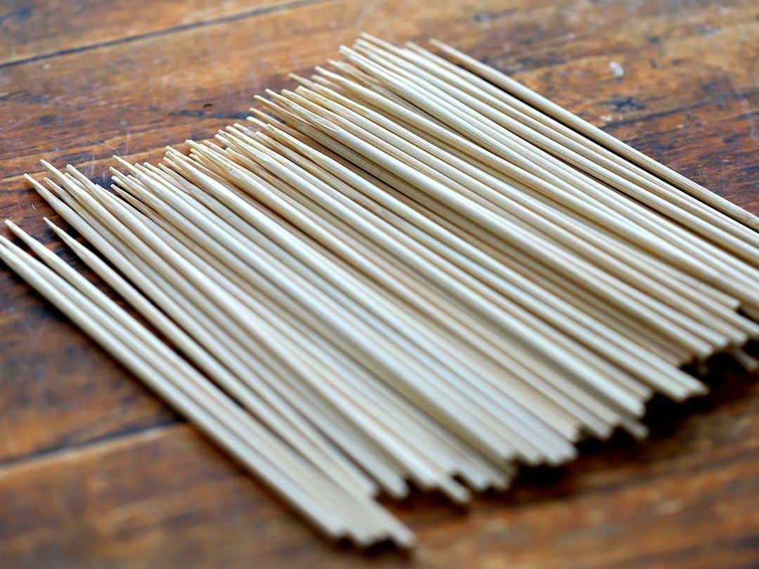 竹虎さんのインスタグラム写真 - (竹虎Instagram)「焼鳥と言えば竹串が無くては始まらない。今までなんとか国産の竹串を作り続けられていたメーカーさんが、とうとう思うように製造できなくなり日本製竹串の在庫も底をついてきた。 . 国産竹串は身が厚く、硬い孟宗竹を使う。割った竹材の表皮に近い部分が一番丈夫な所なので、竹皮が2割ほど入った竹串が自分は好みだ。使っていても、腰が弱くてすぐに曲がったり、折れたりする竹串は身の内側を使っているのか、竹材が若いのかどちらかだ。 . 国産で皮の付いた角竹串は、残念ながら今後も復活のメドは立っていない。しかし、どうにか丸竹串は皮付きでお届けできそうである。更に、本当は日本製の竹製爪楊枝を復活させてたいのだ、なぜって自分の愛用している手持ちが後少しで無くなるからだ(笑)。本物の竹爪楊枝を使ってしまったら、すぐに先がつぶれてしまうようなモノかとても使えない。 . #竹虎 #虎斑竹専門店竹虎 #山岸竹材店 #竹虎四代目 #TAKETORA #竹製品 #竹 #Sustainable #竹串 #孟宗竹 #串 #竹楊枝 #魚串 #国産竹串 #bamboo #日本製竹串」5月21日 4時34分 - taketora1894