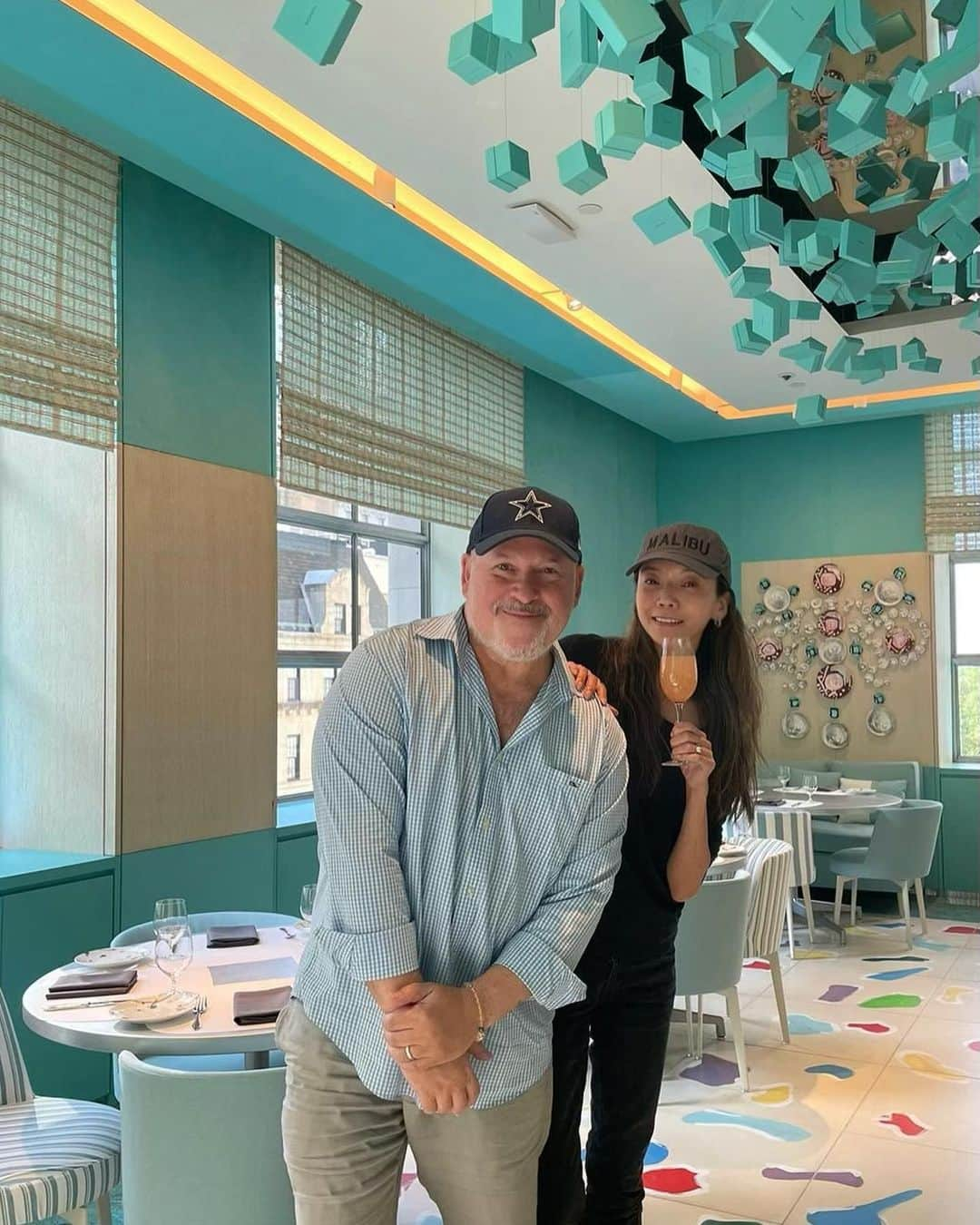 和央ようかさんのインスタグラム写真 - (和央ようかInstagram)「Fabulous day at New Tiffany in NY ❤️ Thank u Cindy  Frankと5av辺りをお散歩しようと歩いていて、Tiffany の前を通りかかり、ふらっと、大好きな店員さんCindyいるかな、と真新しい本店に初めて足を踏み入れる😊  いらっしゃったー❤️❤️❤️ 嬉しすぎる😆幸せな再会。  1時間、街をお散歩のつもりが、3時間もTiffany のみにいてしまった😝 まだオープンしていない、Blue box cafe にもお邪魔させて頂く😊 美味しい🍽️  Tシャツに、憧れのブローチ、Bird on a rock を２つも付けて頂き、ご機嫌max 😂👍🙏  NY に帰ってきた😆と実感した午後のお散歩 ありがとう、Cindy ❤️  #takakoworldstylin🌎 #takakonystylin🍎 #lifestyle #nylife #tiffany #ティファニー#yokawao#和央ようか」5月21日 4時47分 - yokawao0215