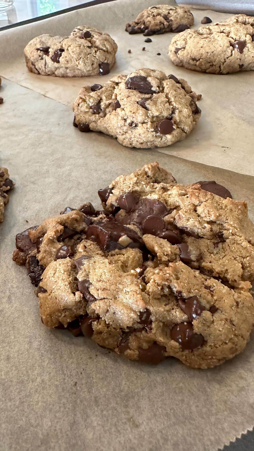 Sascha Barbozaのインスタグラム：「Receta de galletas con chocolate para toda la familia!  ingredientes. 1 taza de mantequilla sin sal o ghee 1 y 1/2 taza de azúcar de coco 2 huevos 1 cucharada de vainilla 1 cucharadita de bicarbonato 1 cucharadita de polvo para hornear 1 taza y 1/2 de harina de avena  1 taza de harina de almendras o más de avena 1/4 cucharadita de sal 2 tazas y media de chocolate picado en cuadros, me gusta que tengan un tamaño mediano, no pequeño, puedes usar el que tú quieras, yo utilicé sin azúcar  Pre calienta el horno a 375° F Mezcla en un batidor eléctrico, la mantequilla y la taza y media de azúcar de coco  Una vez que esté mezclado, agrega los dos huevos y vainilla y bate por aproximadamente un minuto  En un bol, mezclar los ingredientes secos, bicarbonato, polvo para hornear, sal, harina  Agrega estos ingredientes poco a poco a la mezcla con el batidor a una velocidad baja  Agrega el chocolate, picado o chispas de chocolate, puedes agregar una taza de nueces opcional  Haz las galletas con un tamaño de mediano a grande, aproximadamente seis galletas por bandeja, con suficiente separación, coloca la sobre papel parafinado, hornea por aproximadamente 10 u 11 minutos.」