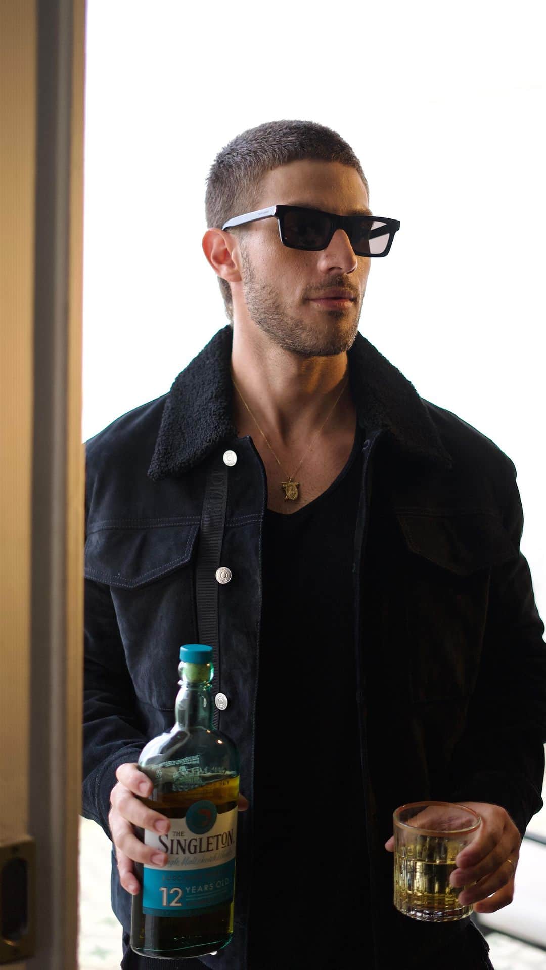 Chay Suedeのインスタグラム：「Oi, turma!  Hoje, dia internacional do Whisky,  e se você é daqueles que está iniciando a jornada pelos single malts, então esse whisky escocês é para você! A melhor parte é que ele pode e deve ser apreciado do jeito que você quiser.  Outra coisa, você sabe o que diferencia um single malt de um blended malt? Os single malts são feitos de cevada maltada e produzidos em uma única destilaria. Cada gole conta uma história, uma experiência única e autêntica, trazendo consigo toda a essência da destilaria.   Então, se você está pronto para embarcar nessa jornada rumo aos sabores extraordinários, @TheSingletonWhisky é para você! @clubenadaclassico  Aprecie com moderação.  Não compartilhe com menores de 18 anos.」
