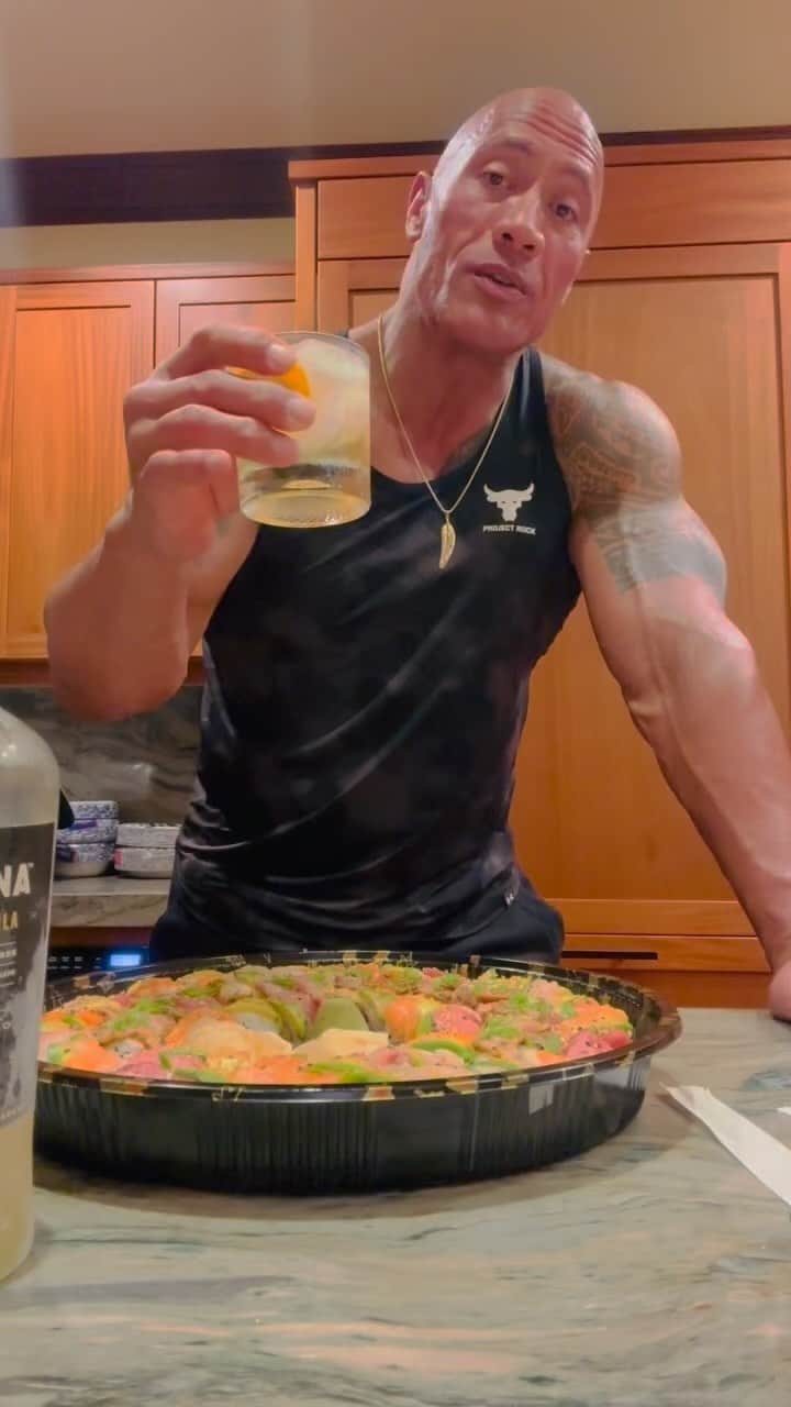 ドウェイン・ジョンソンのインスタグラム：「Caught some “midweek f*ck it’s” 😊 Soosh & mana 🍣🥃  @teremana toast to whatever that thing is in your life, that lights your fire and passion ~ run towards it ~ live full.   Enjoy your weekend (and your f*ck it’s;)」