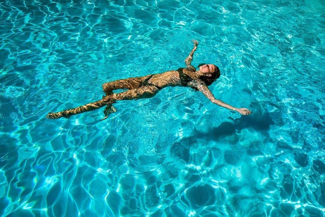 ミーガン・ピュレリのインスタグラム：「See you tomorrow 💦✨👙🌞🧴 don’t forget your swimsuit + dancing feet 👣 1-6pm with sounds by @cityofthesnow @dannyshamoun / body artwork by my queen @abbywoodmanartistry / fashion pop up by @iamrachelmccord 🥂   📸 @ronyalwin」