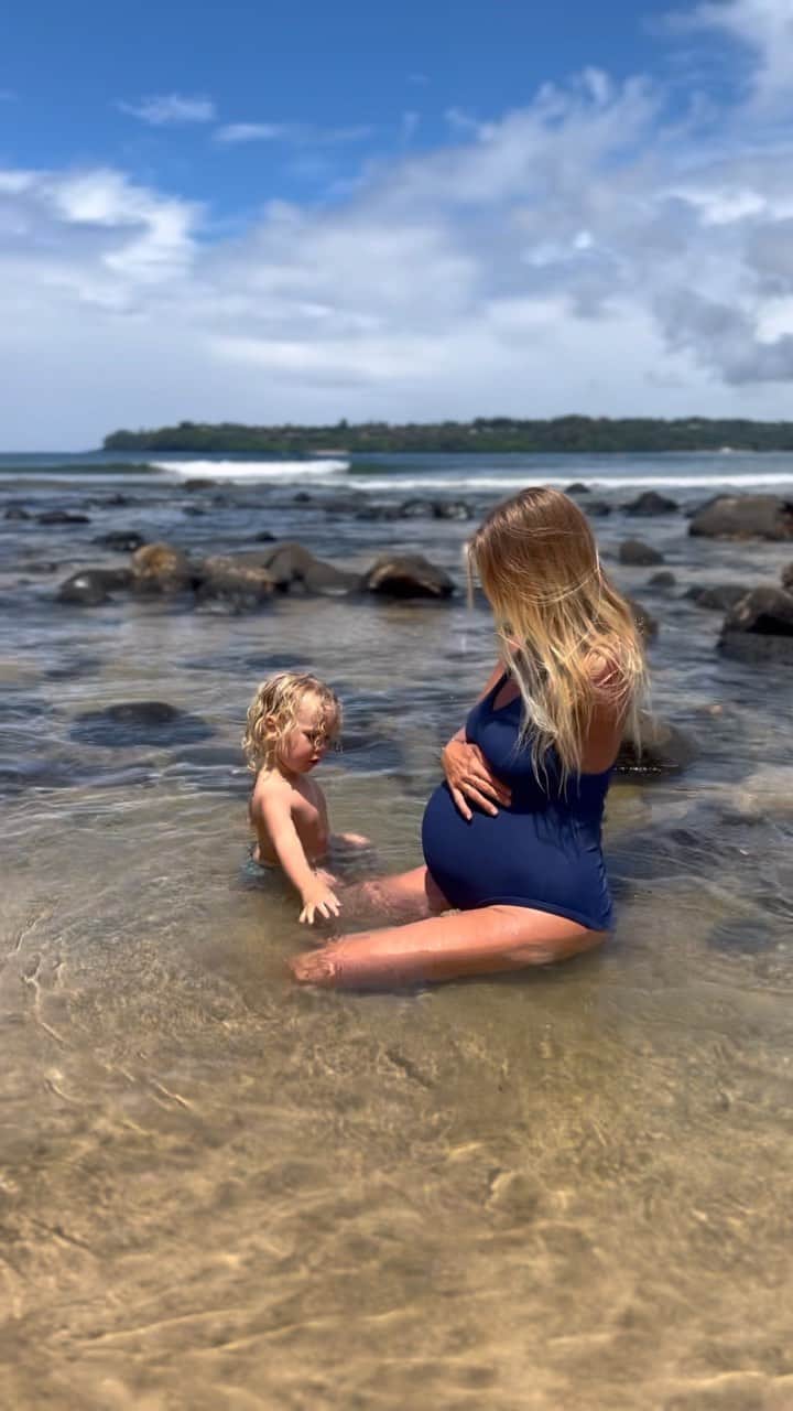 Bethany Hamiltonのインスタグラム：「I believe every life is a blessing & a gift. Grateful to God for this lil guy & the sweet one soon to be born. 💛  Hope you have some time to reflect on the blessings in your life this weekend. #slowdown #gratitude」