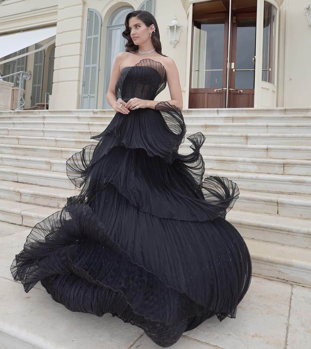 サラ・サンパイオのインスタグラム：「On my way to watch “killers of the flower moon”  dress: @sophiecouture jewellery: @messikajewelry @lurveconsulting Make up @danielkolaricmakeup using @patmcgrathreal #patmcgrathlabs  Hair @_vascofreitas_  #cannesfilmfestival2022」