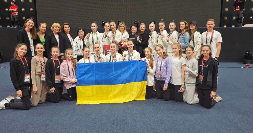 ビクトリア・マズールのインスタグラム：「Найкращі 🇺🇦пишаємось кожним хто причетний до цієї медалі 🥈 Срібло Чемпіонату Європи 2023 #україна🇺🇦 #художнягімнастика #чемпіонатєвропи #2023 #перемогазанами #найкращі  @polina_gorodnichaya @shamilova_uma @miss.milana.makhortova @natasha_den.08 @kshirikina @kuts2706 @nadin_iurina @katerina_tsyoma @taisia_onofriichuk @dariia_oveichyk @annapensee #АлександраЮщак @natakurinedu」