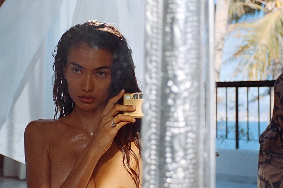ケリー・ゲイルのインスタグラム：「Happy weekend🌴 May your weekend be filled with warm weather, coconut oil, palm trees, beach, good food and good company!🧚‍♀️」