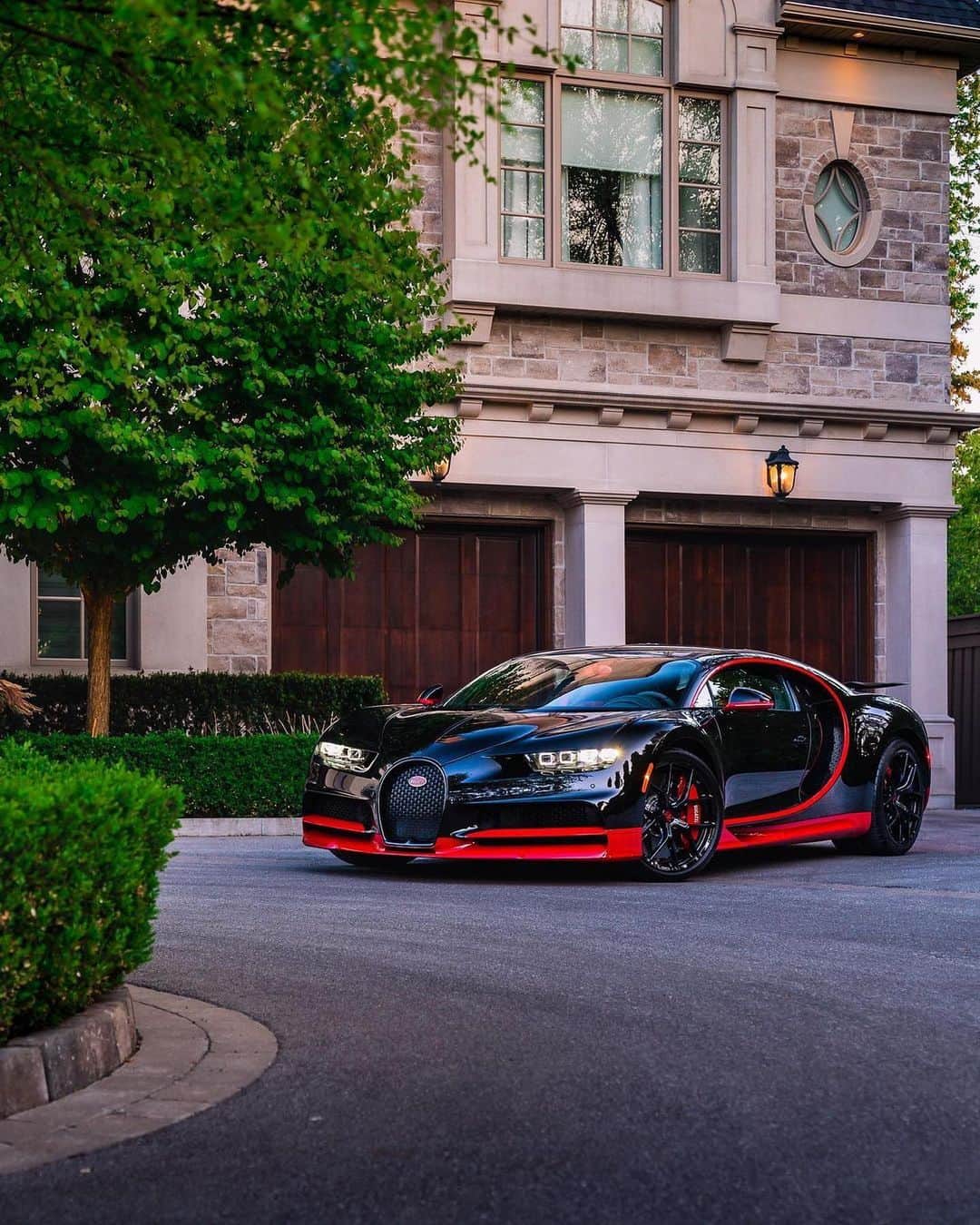CarsWithoutLimitsのインスタグラム：「Bugatti Chiron Sport 🐞 📸 @therealabd  🚗 @6ix.exotics  #carswithoutlimits #bugatti #chironsport」