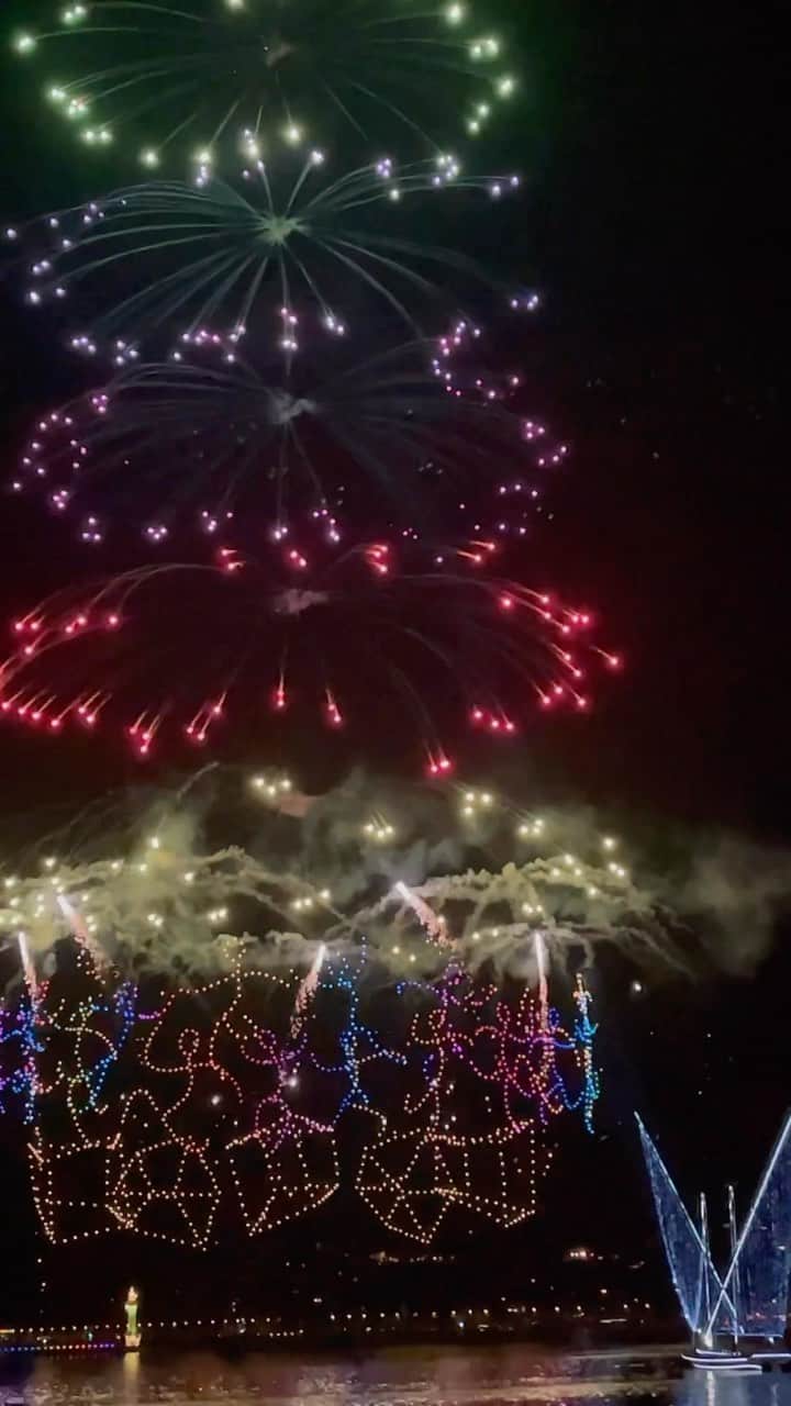 マルセロ・メロのインスタグラム：「Muito legal o show com 1.300 drones aqui em Genebra, na final teve até fogos de artifícios lançados por eles, muito bacana mesmo!!」