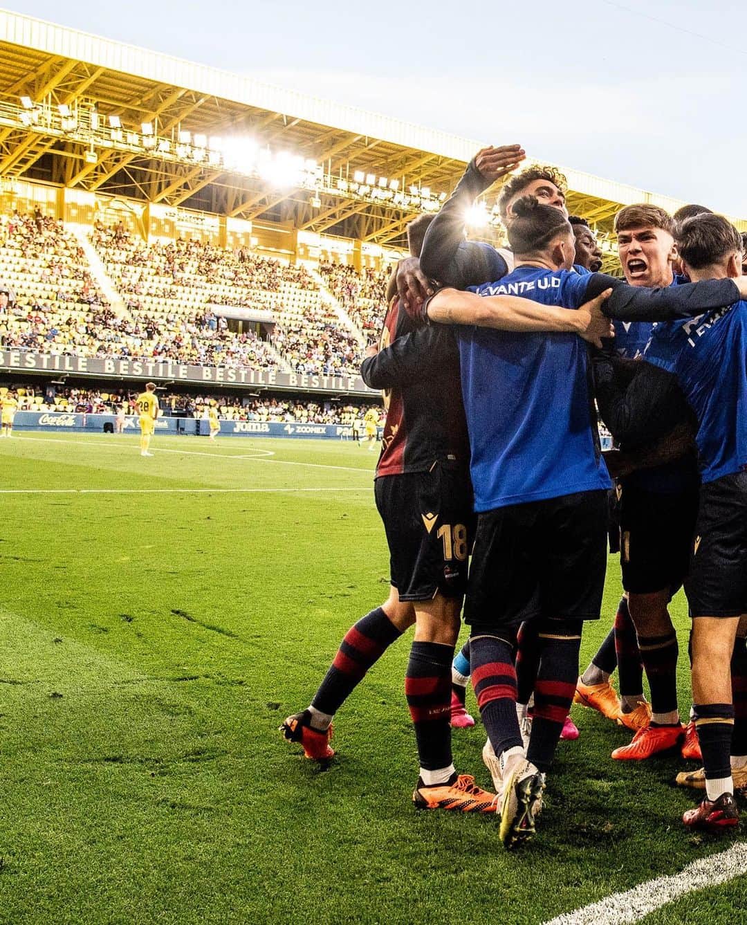 レバンテUDのインスタグラム：「Ten siempre un sueño por el que luchar sin rendirte 💪🏻  #LevanteUD #OrgullGranota 🐸」