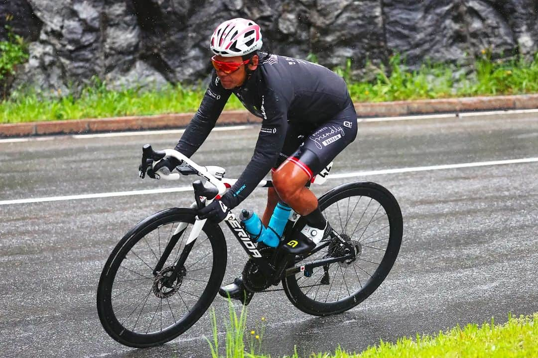 新城幸也のインスタグラム：「Stage14 @giroditalia ✅ 🥶🥶🥶🥶🥶🥶🥶🥶  Photo : @sprintcycling @lucabettini87   #Giro2023 #giroditalia #giro #ジロ #イタリア #RideAsOne  @teambahrainvictorious  @cn_bahrainvictorious」