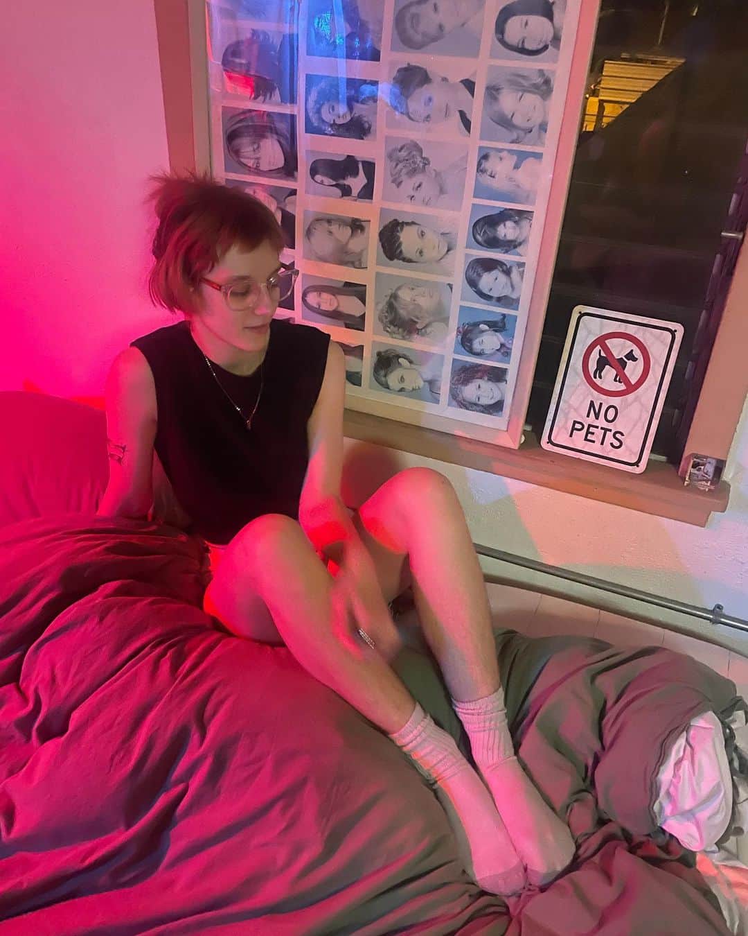 オーブリー・ピープルズのインスタグラム：「don’t worry the sign is ironic」