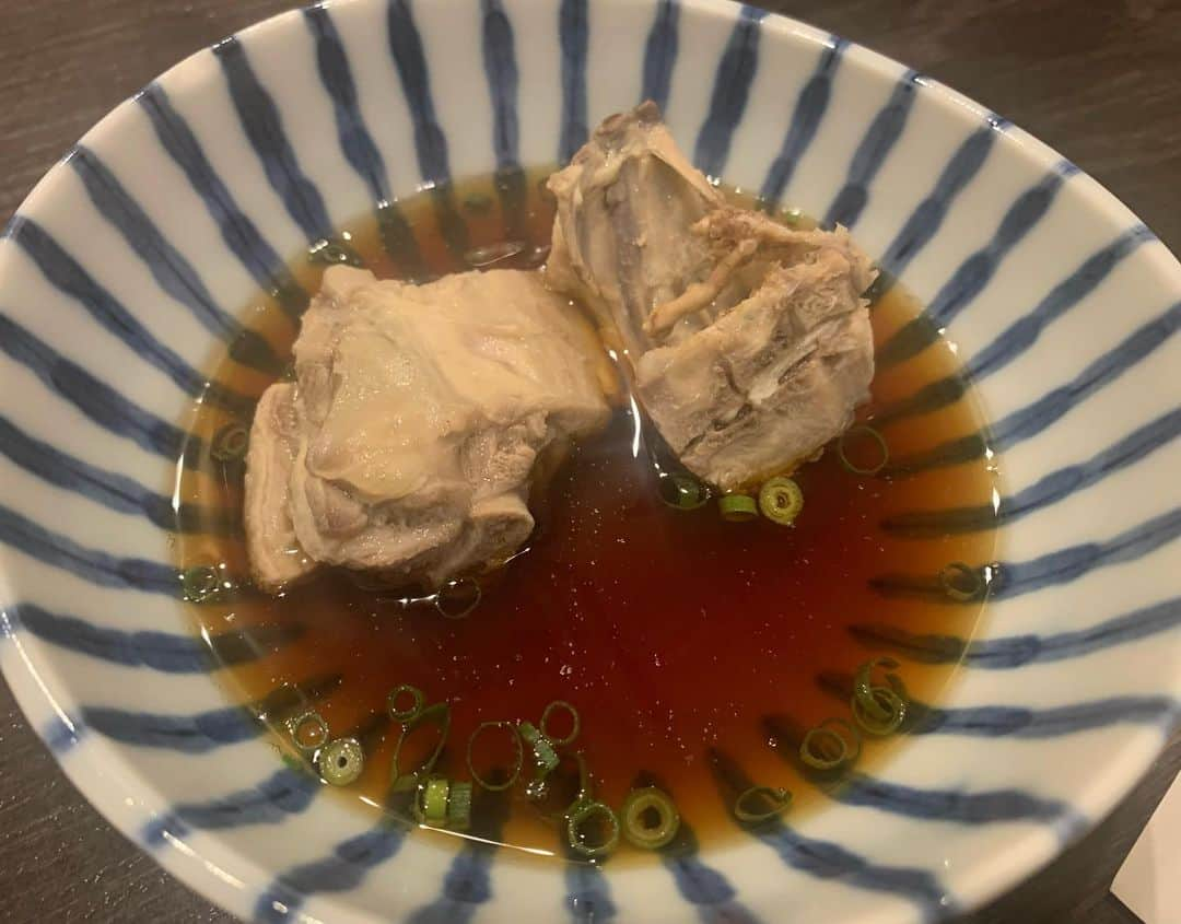 昴生さんのインスタグラム写真 - (昴生Instagram)「晩飯！！ #昨日は #福岡での #プラチナ5 #終わりに #ダブルアートタグ #ツートライブ周平 #と晩ご飯！ #いろは さん！ #水炊き！ #ほんまめちゃめちゃうまかったー！ #鶏はほろほろプリプリ！ #出汁がとにかくうまいー！ #つくねも最高や！ #〆は #ちゃんぽんして雑炊して #大暴れ！ #ちゃんぽんしてから雑炊するまでに #このままやったら出汁多いからいらん出汁あったら飲みますっ言うて #3人で器持って行って出汁入れてもらう姿 #炊き出しみたいやったな！ #まあ水炊きやしええか！ #うまいことなってるか！ #とにかく3人笑顔でした！」5月21日 6時49分 - mikikousei