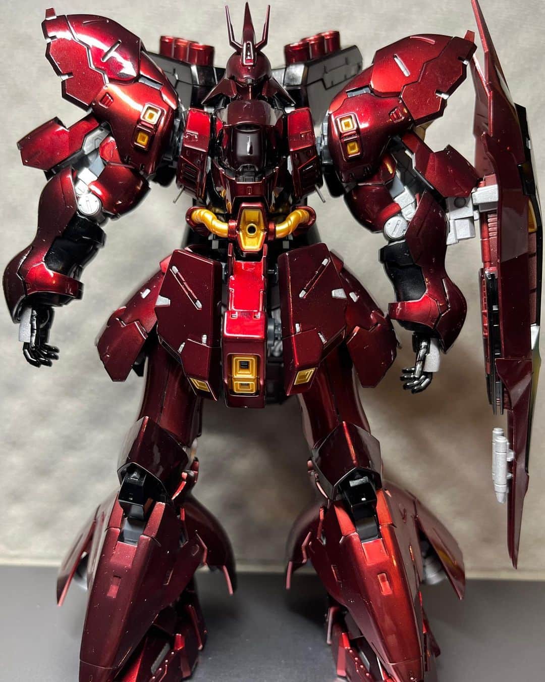 のインスタグラム：「RG 1/144スケール「サザビー」  メタリックに塗装しちゃいました。 ここまでの塗装は初めてで、時間かかっちゃいましたが完成度は思った以上でした！！  ν-ガンダムの隣に飾りますかぁ！」