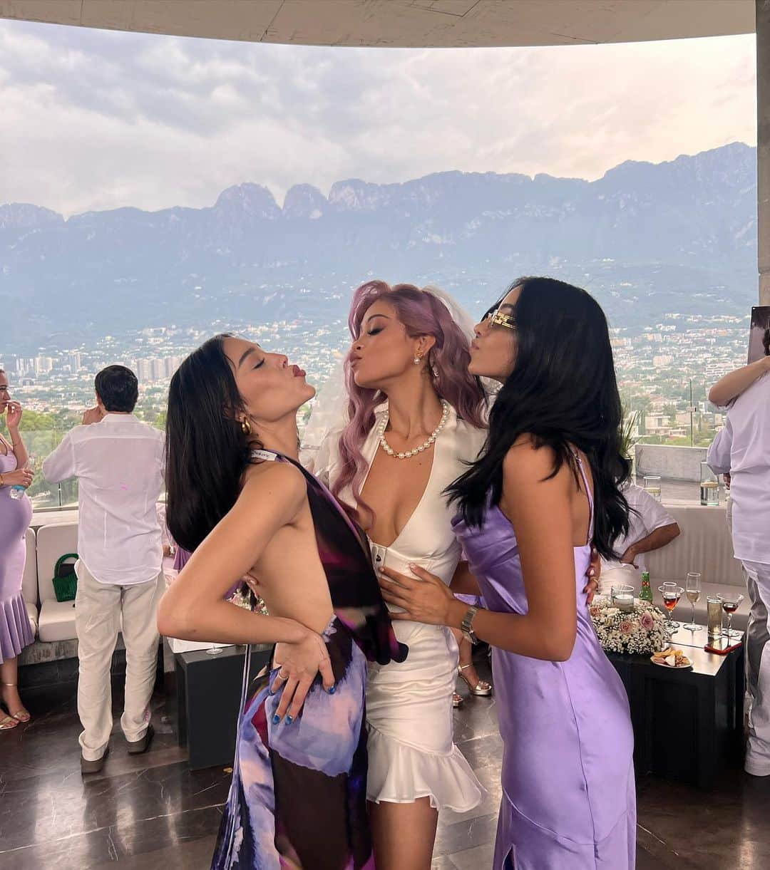 Danna Paolaさんのインスタグラム写真 - (Danna PaolaInstagram)「SO ,THIS IS LOVE 💜  Los amo @danellyhoyerofficial @abdiel su amor es mágico! 🥂💍」5月21日 7時03分 - dannapaola