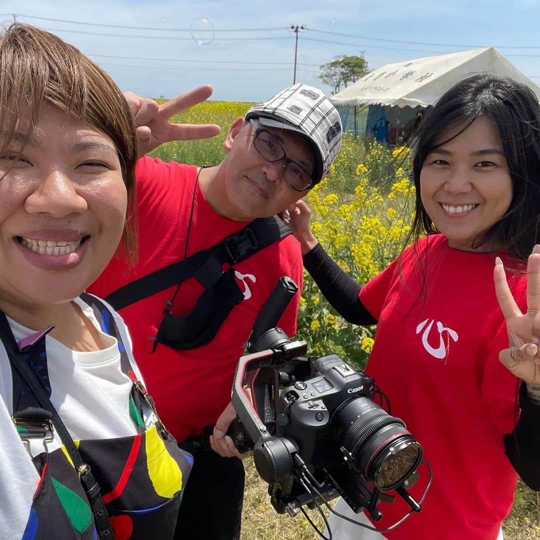 八つ橋てまりさんのインスタグラム写真 - (八つ橋てまりInstagram)「いつだかの思い出🌼  やっといけた菜の花めいろ  今年は、お天気が良くてお花が育ちすぎて、ちょっと残念だったけど、行けたことと皆に会えたことが何より最高だった😊  みか😄 いつも、てまりを誘ってくれてありがとう❤運転もありがとう❤  川島さんに久しぶりに会って、雰囲気変わってて名前出てこなかった😂 南相馬で、月のうさぎっていう居酒屋さんやってるから、皆行ってね✨ わたしも、またいくー😊  みかと沢山話した。 故郷の話しながらいつか戻りたいねって笑いあう😄  どこにいたって、故郷は変わらない  よし！全国回るよ🗾✨ わたしたち、のぼりつめるよ〜😊  出来ないことはない！  福興浜団最高やー🥰 みーんなHAPPY😄  @mica_gorai ありがとう❤  #福島県 #南相馬市 #福興浜団 #菜の花 #迷路 #牛来美佳 #八ツ橋てまり  #日本全国」5月21日 7時04分 - temari.odebu