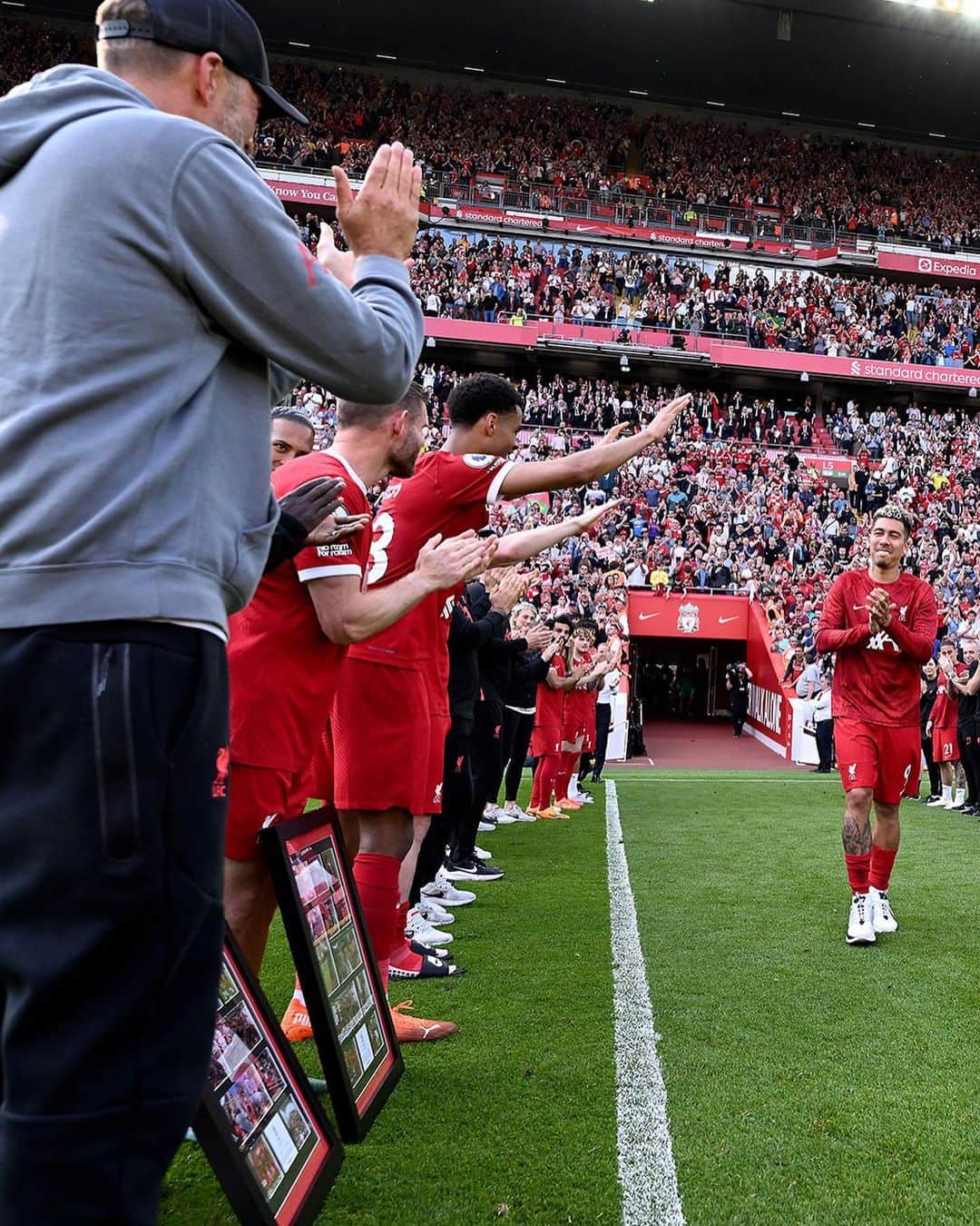 プレミアリーグさんのインスタグラム写真 - (プレミアリーグInstagram)「An emotional Anfield farewell for Roberto Firmino 😢」5月21日 7時17分 - premierleague