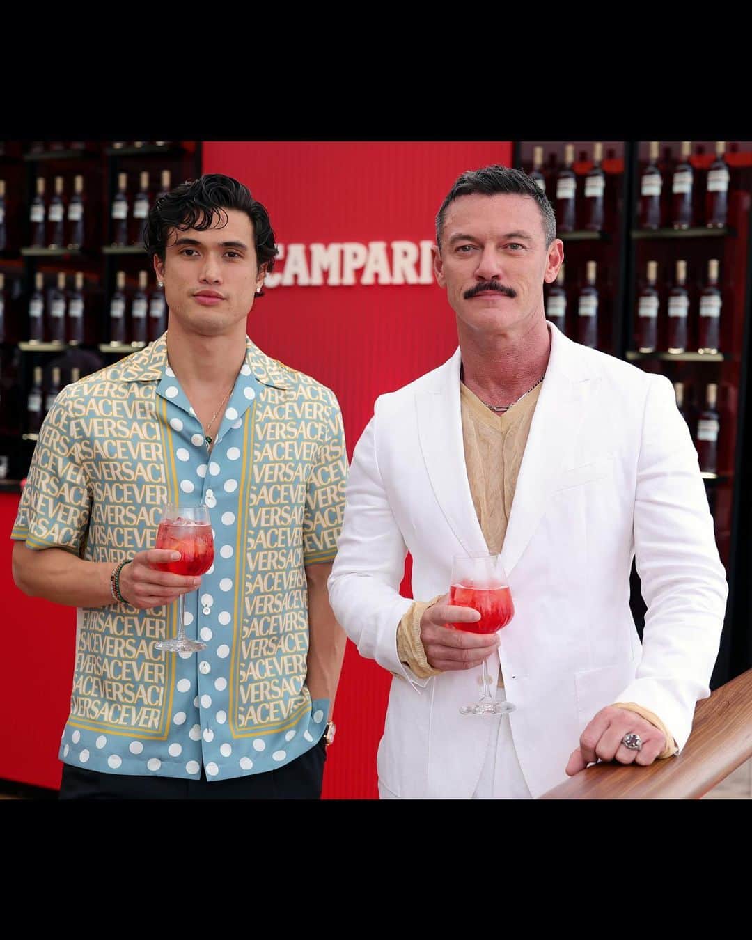 Just Jaredさんのインスタグラム写真 - (Just JaredInstagram)「Luke Evans and Charles Melton enjoyed a drink together during a quiet moment in the midst of the 2023 Cannes Film Festival. We've got more pics of the stars on JustJared.com! #LukeEvans #CharlesMelton Photos: Getty」5月21日 7時10分 - justjared