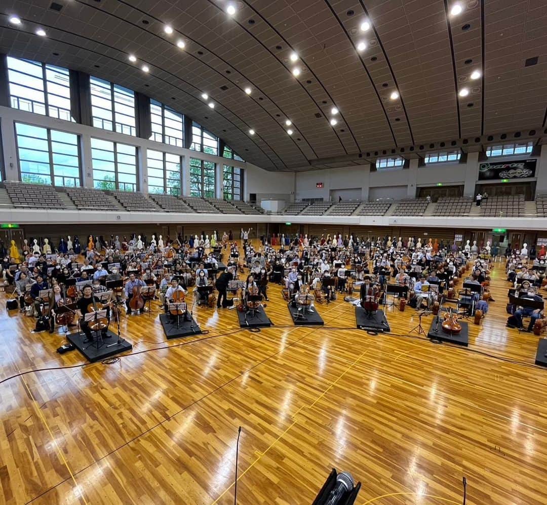 新倉瞳のインスタグラム：「500cellos!!  スイスで体調を崩してから参加が懸念されていたふくしまチェロアンサンブル公演。　  帰国後もお医者さまに診ていただき、無事に参加OKとなり昨日は大リハーサル✨  ただ声がまだ全く出ず、話そうとすると咳こんじゃうので、WBK(ホワイトボード買って)筆談でコミュニケーションとらせていただいております😎📝  お会いする皆々さまに優しく接していただき感謝です🥲  でも、声が出ないからこそ、より、音で会話できる喜び(しかも500人の皆さまとですよ)を噛み締めています🥹  地元の高校生の歌声との共演もあり、みなさま、もうたまらなく素敵。  今日のコンサート、楽しみです❣️  #Repost @tokyocelloteam」