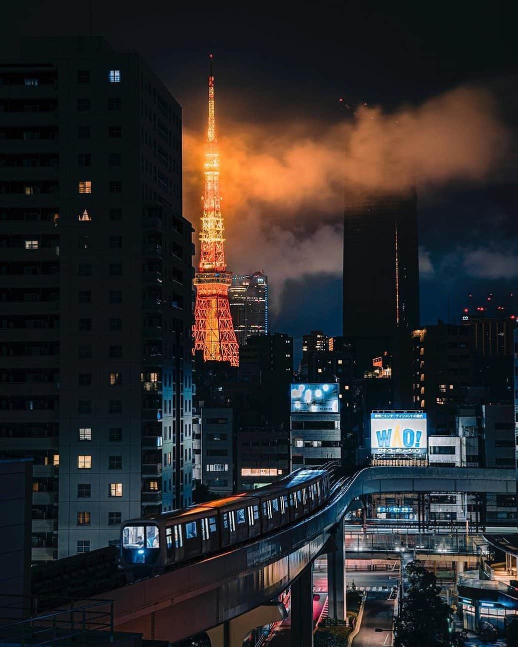 東京タワーさんのインスタグラム写真 - (東京タワーInstagram)「. 流れる雲を照らし出す ランドマークライトの光✨  妖艶な雰囲気を醸し出していますね！   本日は、Your Tokyo Tower🗼から @tel__11p さんのお写真をご紹介！   素敵なお写真をありがとうございました😊  --------------------------------  【 お知らせ 】  # your_tokyotowerで あなたの東京タワー🗼をリポスト！  皆様からの投稿どしどしお待ちしております！ （@tokyotower_official のタグ付けもよろしくね🖐）  詳細はプロフィールにある 固定されたフィード投稿から↓ @tokyotower_official  --------------------------------  #東京タワー #東京タワー🗼  #tokyotower #tokyotower🗼  #雲」5月21日 18時07分 - tokyotower_official