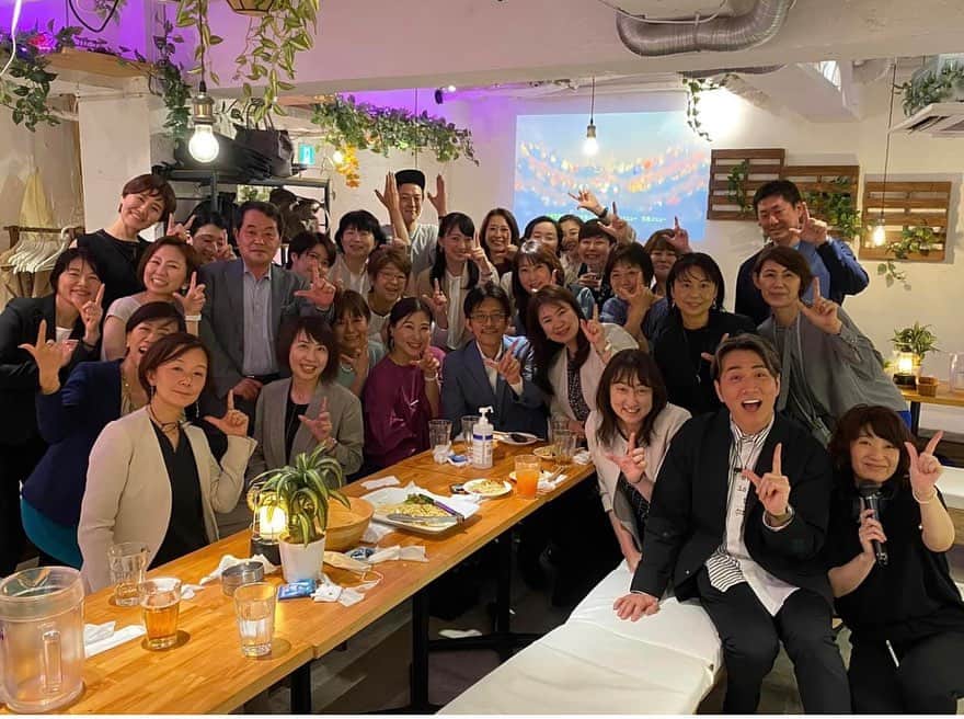 西口理恵子のインスタグラム：「. 5/20は、世界オーガナイズデー🌎 世界中の片付け業界がイベントをしていて、 日本でもJCO（日本片付け整理収納協議会）の イベントが渋谷で行われました！ . . JCO代表の3名 ⭐️収納王子コジマジックさんこと小島弘章さん　@kojimagic2009  ⭐️ライフオーガナイザー協会理事　高原真由美さん　 ⭐️ハウスキーピング協会理事　澤一良さん　@kazuyoshisawa  久しぶりにお話して、笑顔を拝見できて、 楽しい時間を過ごすことができました。 . . そして同じお仕事仲間のご活躍をお聞きして、 嬉しい気持ちでいっぱいに。 先日、キッザニアで将来なりたい仕事に 【整理収納アドバイザー】がランクインされまして、 この活動が身を結ぶのも遠くないと感じましたよ☺️ . . 懇親会は初めましての方ともたくさん交流でき、 また15年前から仲良くさせていただいている 中山真由美さん　@mayumi.ritta に品川駅まで 送ってもらいながらも喋りまくり、 心もほっこりあったかい一日となりました❤️ . . 対面っていいなあ☺️ また皆様とお会いできる日まで、 整理収納の楽しさを私の形でお伝えしていこうと思います❤️ . .」