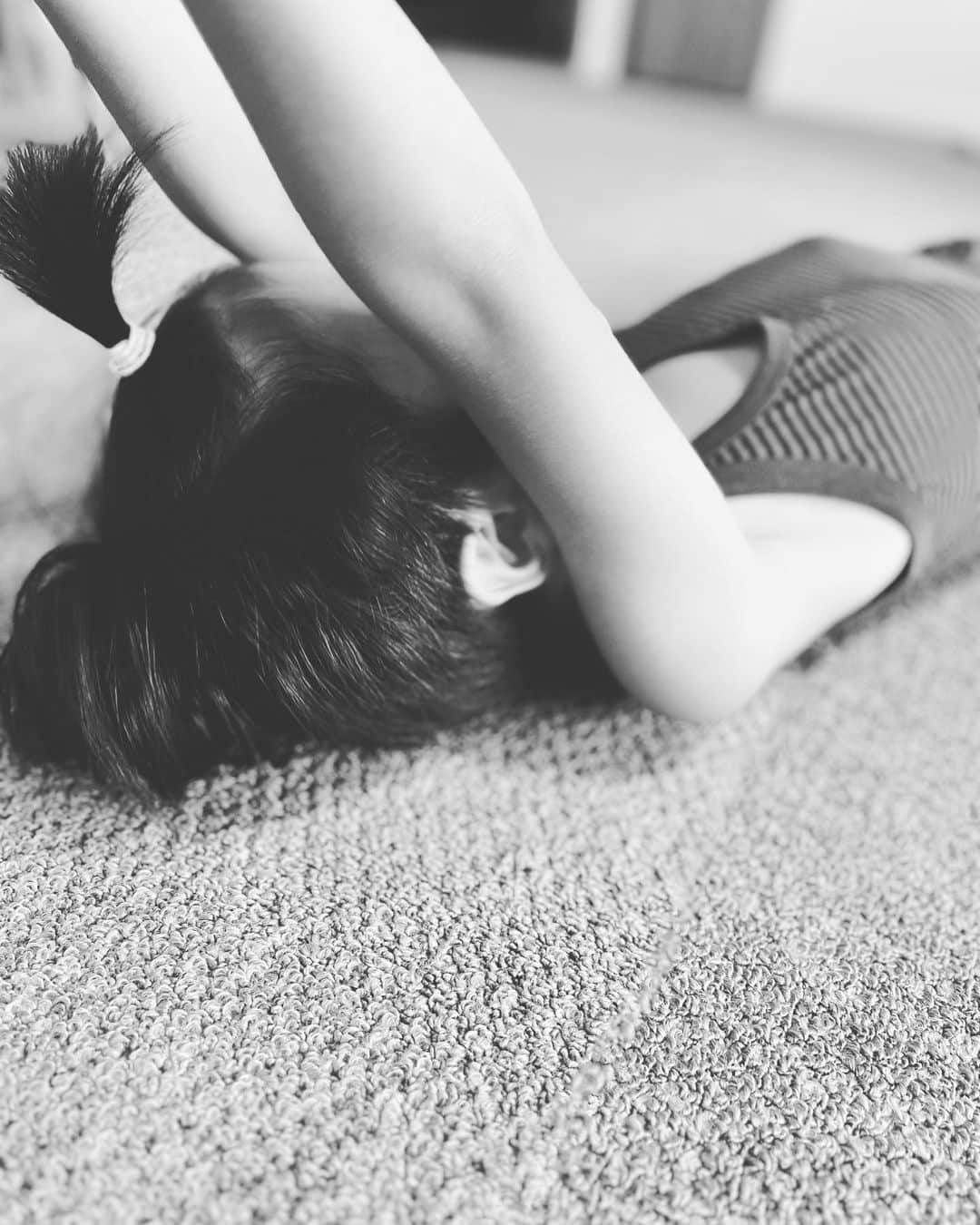 中澤裕子のインスタグラム：「♡♡  愛してやまない息子。  スーパーに買い物に行きました。 そうしたら、  「ひさしぶりに、ふたりでおでかけだねぇ。」  と、、、  いつか、いつか、 大切な人が現れて お互い大事だなと思える人に 出会えたら、 何気ない、そんな言葉を素直に言える 男の子になって欲しい。  と、思いました。  そんな日が来たら、 お母さん寂しいけど、 でも、 嬉しいよ。  お昼ご飯たべて 暑くなって、 Tシャツ抜いで。 前髪邪魔そうで結びました。 おでこを出すと赤ちゃん顔♡  娘はお父さんと ゴルフレッスンです。  娘はお父さんと相思相愛。」