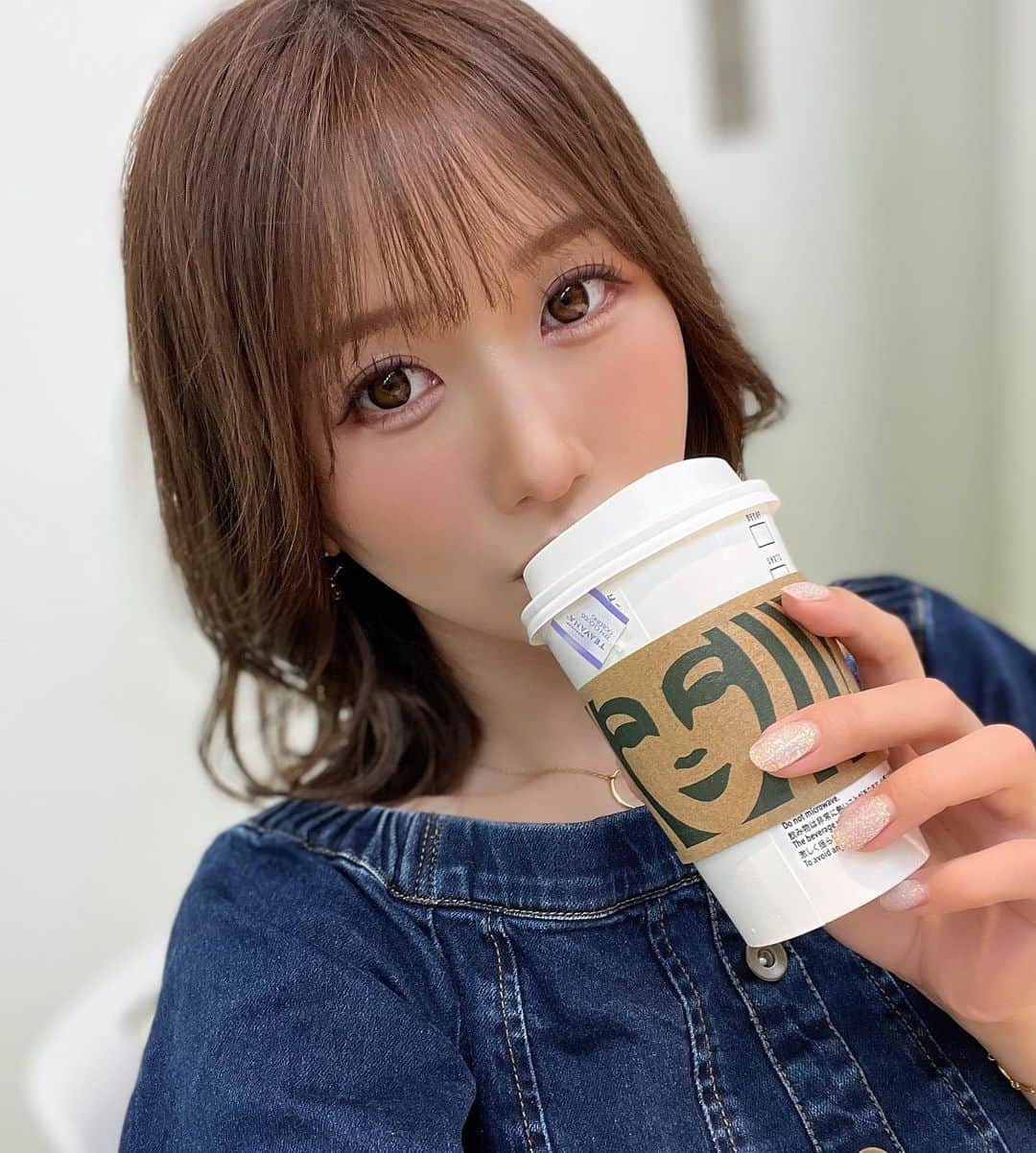 のインスタグラム：「天気が良くて夏みたいな暑さ☀️ 私は夏でもスタバのドリンクはホットを飲みます☺️ 最近はシロップ少なめの ウーロンティーラテとほうじ茶ティーラテ」