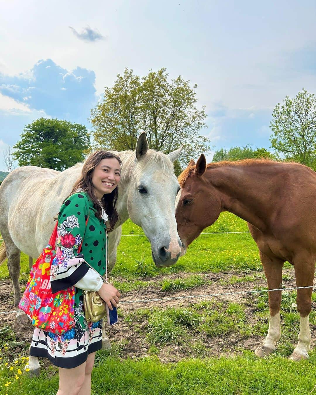 加藤ジーナのインスタグラム：「オランダで最高にかわいいお馬ちゃんに会いました〜🐴💗 江里子さん(@eriko_deleeuw_ohashi )のところのSKYとDJ🥰 ふたりとも優しくてかわいかった〜😭💗  見て、この私の顔の幸せそうなことよ😂✨ かわいいワンちゃん、羊とニワちゃんもたくさんいて幸せだった〜！ 4枚目も見て！オオカミ犬のモナミちゃんが馬と話してるかわいい🥺💗  循環農法で家庭菜園もされてて 私の理想だった😭✨✨ ちなみに私が小さい時から言ってる 馬と暮らしたいって夢は全然まだ諦めてない！🤣 日本でそう言ってた時はいつも馬鹿にされてたけど、オランダに来たら馬を飼ってるお家がたくさんあって、馬も牛も羊もそこらへんにいるし🥺💗 私の夢、叶えられそうって思える☺️  #馬と暮らす #馬が好き #循環農法 #家庭菜園 #オランダ生活 #オランダ移住 #ヨーロッパ生活 #ヨーロッパ移住 #海外移住 #海外移住女子 #グリーンワンピ #グリーンカラー #花柄ワンピ #花柄コーデ #ワンピースコーデ #今日のコーデ」