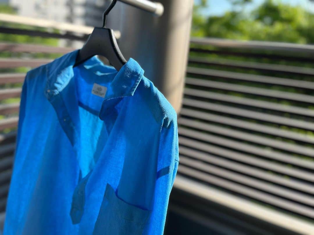 のインスタグラム：「暑い週末でしたねー💦  水を触るのが気持ちよくて、 たくさん手洗いして、 いっぱい干しました✨  子供たちは2人とも 中間テスト前✏️ 勉強が進んでいると信じて、 母は家事に勤しんだのでした🌞  #季節は進む#家族も進化 #それぞれにがんばれますように☺️」