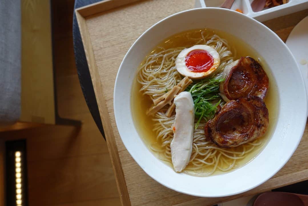 田中麻衣のインスタグラム：「週末プチ旅行。  日光へ。🐒 リッツ・カールトン日光とAFURIが共同開発したゆず塩ラーメン。 さっぱりしているなかにコクがあってとってもおいしかったです。 細麺でつるつる食べられる。 薬味やトッピングもたくさんついていて、楽しかったです。  子どもたちと一緒に19:00から朝の7:00までぐっすり眠れました。  虫の観察をしたり、お散歩をしたり。 そしていちご狩りも！ 次男もしっかりいちごを選びながらたくさん食べていました。  たのしく、癒された週末でした。  #リッツカールトン日光」