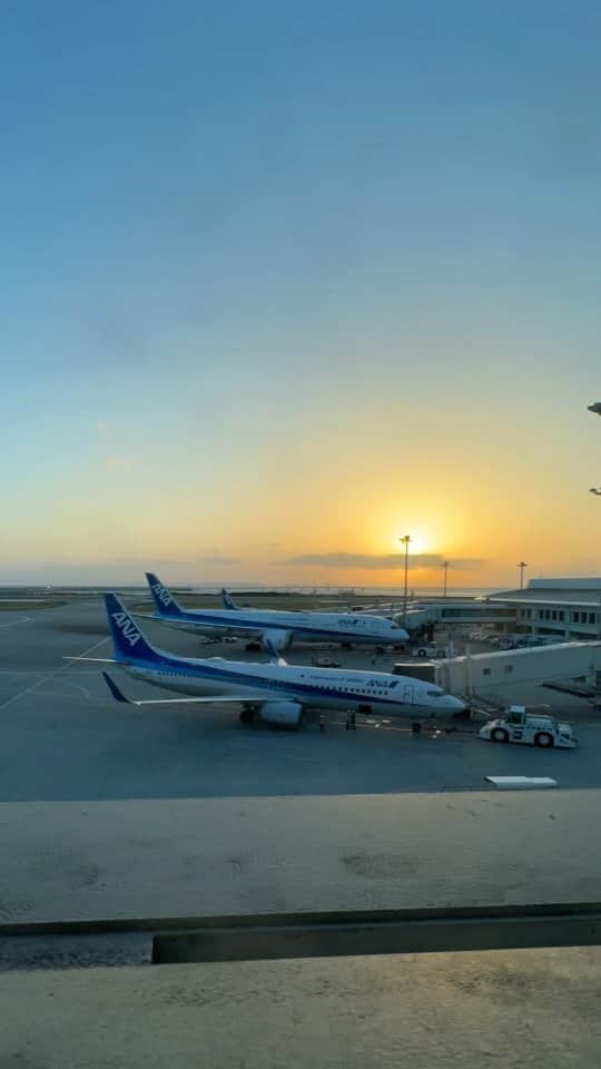 ANAのインスタグラム：「✈️🌅 #allnipponairways #那覇空港 #OKA #airplane #飛行機 #sunset #airport #空港 #timelapse」