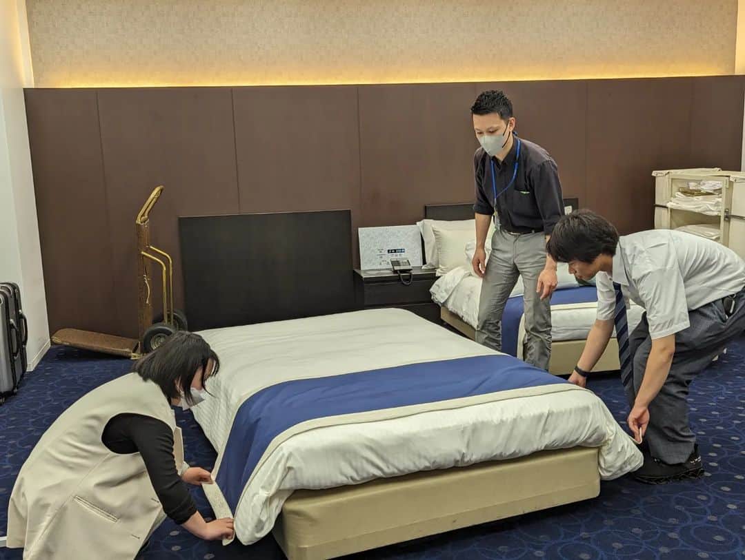 東京観光専門学校さんのインスタグラム写真 - (東京観光専門学校Instagram)「いつも清潔なホテルのベッド🛏️ どのように #ベッドメイク してるのでしょうか👀  シワにならないようにシーツを広げ 四隅を折り、中に入れ込む！ 簡単そうに見えてすぐにシワになってしまうんです😓  そして意外と難関なのが 枕カバーのメイク🫨  これを限られた時間でてきぱきと仕上げるプロの技ですね✨  #学生スタッフ と一緒に 体験してもらいました👏 #東京観光専門学校　#ホテル学科　#ベッドメイキング　#ベッドメイク　#ハウスキーピング　#ハウスキーパー　#おもてなし　#ホテル専門学校　#ホテリエ　#ホテルマン　#接客サービス　#専門学校」5月21日 17時00分 - tokan_1967